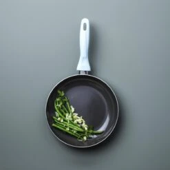 VitaVerde Expert Koekenpannenset Ø 24cm + Ø 28cm - Lichtblauw - Inductie - PFAS-vrij -Keukengerei Winkel 1200x1200 101