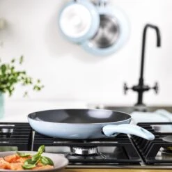 VitaVerde Expert Koekenpannenset Ø 20cm + Ø 24cm + Ø 28cm - Lichtblauw - Inductie - PFAS-vrij -Keukengerei Winkel 1200x1200 156