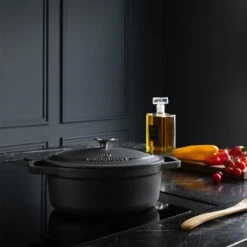 Gietijzeren Braadpan - Sudderpan Zwart Van Daumonet - Ovaal - Ø 29 Cm - 3 Liter - 100% PFAS & PFOA Vrij - Emaille - Geschikt Voor Alle Warmtebronnen - Elektrisch - Gas - Halogeen - Inductie - Keramisch - Vaatwasserbestendig -Keukengerei Winkel 1200x1200 521