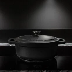 Gietijzeren Braadpan - Sudderpan Zwart Van Daumonet - Ovaal - Ø 29 Cm - 3 Liter - 100% PFAS & PFOA Vrij - Emaille - Geschikt Voor Alle Warmtebronnen - Elektrisch - Gas - Halogeen - Inductie - Keramisch - Vaatwasserbestendig -Keukengerei Winkel 1200x1200 522