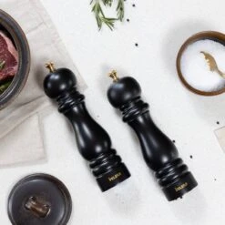 Deleca Luxe Peper En Zoutmolen Set - Met Geschenkdoos - Zout / Pepermolen - Rubberhout - Zwart & Goud -Keukengerei Winkel 1200x1200 700