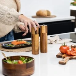 Deleca Luxe Peper En Zoutmolen Set - Zout / Pepermolen - Handmatig - Met Navul Lepel & Geschenkdoos - Acacia Hout - Rond -Keukengerei Winkel 1200x1200 710