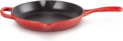 Le Creuset - Gietijzeren Ronde Skillet In Kersenrood 23cm -Keukengerei Winkel 1200x397
