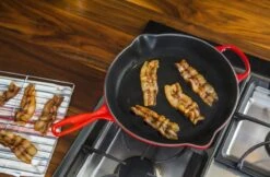 Le Creuset - Gietijzeren Ronde Skillet In Kersenrood 23cm -Keukengerei Winkel 1200x787