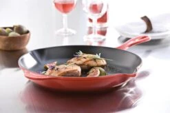 Le Creuset - Gietijzeren Ronde Skillet In Kersenrood 23cm -Keukengerei Winkel 1200x799 25