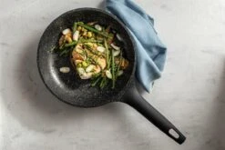 Sola - Fair Cooking Zwart/wit Greblon Anti Aanbaklaag -Keukengerei Winkel 1200x800 65