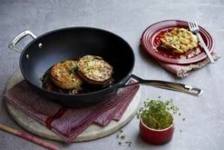 LE CREUSET - Les Forgees - Wokpan 30cm -Keukengerei Winkel 1200x800 80