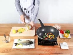 Cheffinger Wokpan Met Deksel - 32cm - Zwart - Pan - Keukenaccessoires -Keukengerei Winkel 1200x892 2