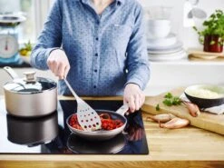 GreenPan Cambridge Hapjespan Met Deksel 28cm - Brons - Inductie - PFAS-vrij 16 GreenPan Cambridge Hapjespan Met Deksel 28cm - Brons - Inductie - PFAS-vrij -Keukengerei Winkel 1200x899 7