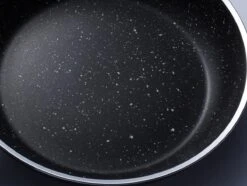 Sola Wokpan Stonehenge - Ø 28 Cm - Zwart/wit - Aluminium - Antiaanbaklaag 8 Sola Wokpan Stonehenge - Ø 28 Cm - Zwart/wit - Aluminium - Antiaanbaklaag -Keukengerei Winkel 1200x906 10