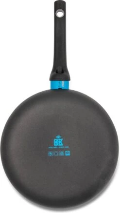 BK Blue Label Basics Hapjespan - Ø 24 Cm - Keramisch (PFAS Vrij) - Geen Inductie -Keukengerei Winkel 679x1200